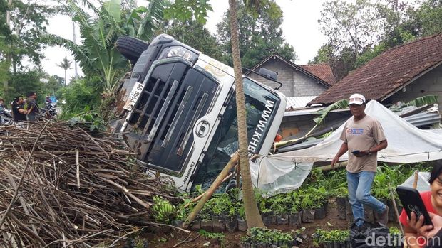 Truk molen terguling menimpa rumah warga di Dali, Ringinlarik, Musuk, Boyolali, Rabu (12/11/2025).