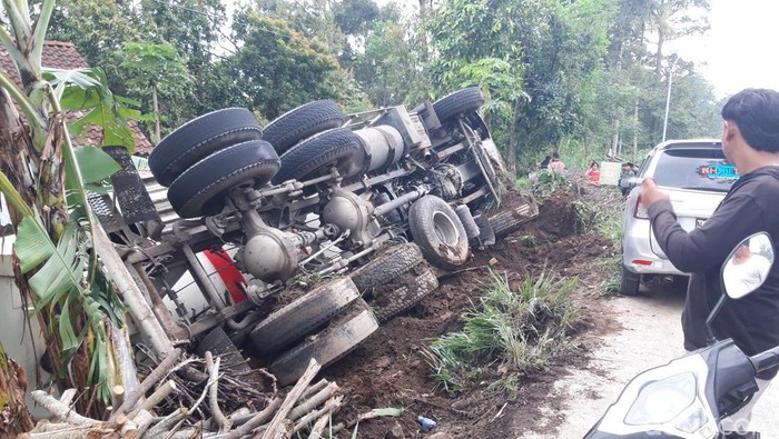 Truk molen terguling menimpa rumah warga di Dali, Ringinlarik, Musuk, Boyolali, Rabu (12/11/2025).