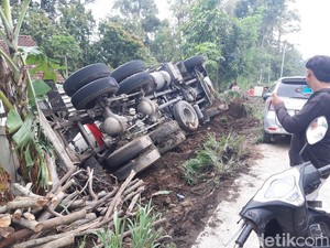 Truk Molen Terguling Timpa Rumah di Musuk Boyolali