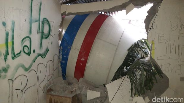 Truk molen terguling menimpa rumah warga di Dali, Ringinlarik, Musuk, Boyolali, Rabu (12/11/2025).