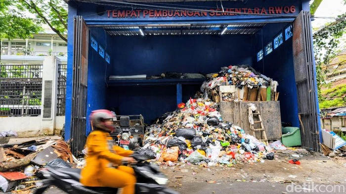 Tumpukan sampah di Bandung