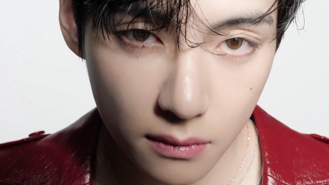 Visual V BTS juga tembus billboard Times Square New York. Setiap pembelian produk TIRTIR, penggemar akan mendapatkan photocard V BTS. Foto: dok. TIRTIR