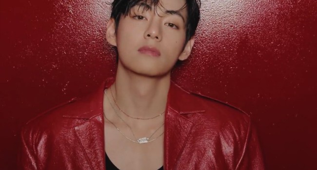 Dalam video campaign TIRTIR yang dirilis, V BTS tampil menawan dalam balutan jaket kulit merah. Bahkan tak sungkan memamerkan otot lengannya, bikin penggemar auto meleleh. Foto: dok. TIRTIR