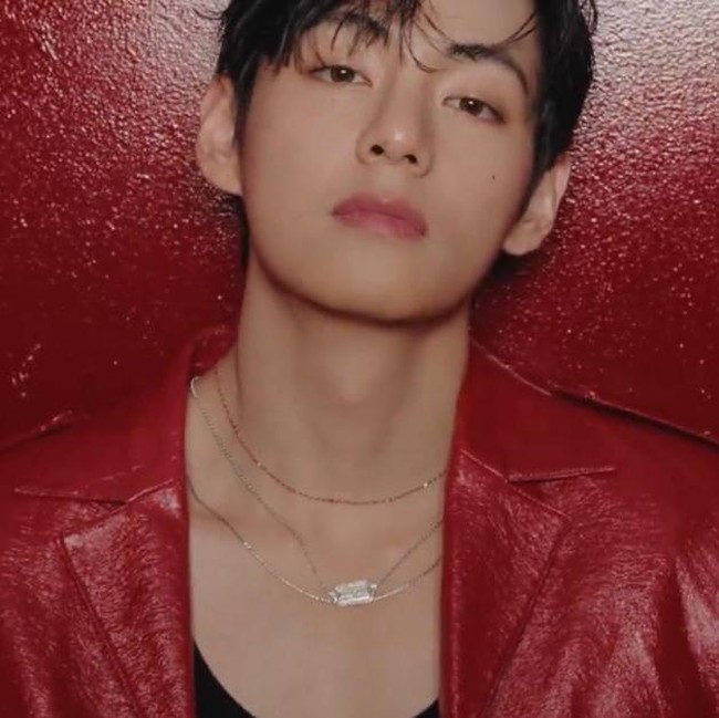 Gantengnya V BTS Jadi Global Ambassador Cushion Viral TIRTIR, Pamer Otot