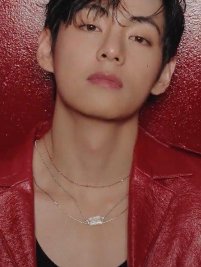 Gantengnya V BTS Jadi Global Ambassador Cushion Viral TIRTIR, Pamer Otot