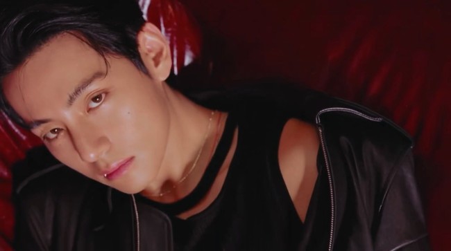 Pemilik nama asli Kim Taehyung itu membuktikan eksistensinya sebagai personel grup KPop BTS. Ia tak hanya digandeng rumah mode dan minuman  global, tapi juga produk cushion wanita. Foto: dok. TIRTIR