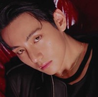 Pemilik nama asli Kim Taehyung itu membuktikan eksistensinya sebagai personel grup KPop BTS. Ia tak hanya digandeng rumah mode dan minuman  global, tapi juga produk cushion wanita. Foto: dok. TIRTIR