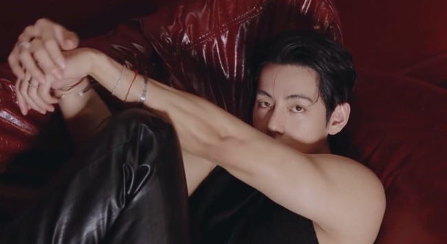 Di tengah kesibukannya dengan jadwal comeback, V BTS terbang ke Los Angeles, Amerika Serikat untuk menghadiri acara pop-up store TIRTIR. Foto: dok. TIRTIR