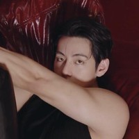 Di tengah kesibukannya dengan jadwal comeback, V BTS terbang ke Los Angeles, Amerika Serikat untuk menghadiri acara pop-up store TIRTIR. Foto: dok. TIRTIR