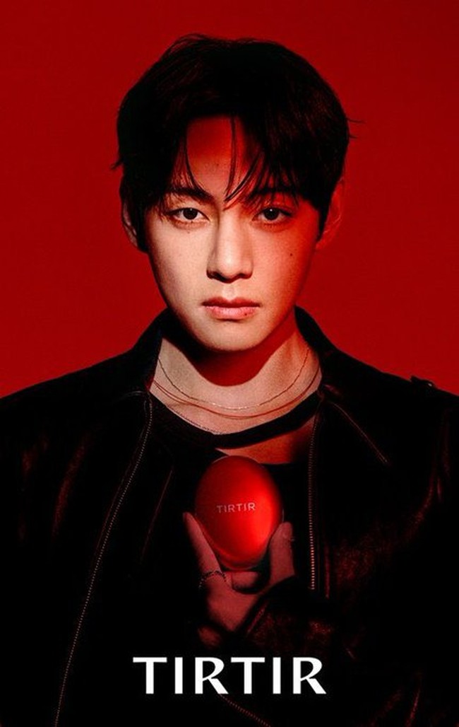 V BTS dinobatkan sebagai global ambassador pertama untuk merek kosmetik TIRTIR, yang populer dengan produk cushion-nya di mancanegara. Foto: dok. TIRTIR