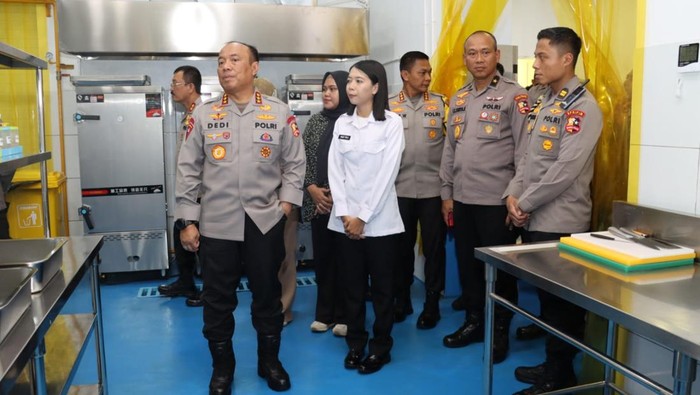 Wakapolri Komjen Dedi Prasetyo meninjau SPPG Polri Tajurhalang Depok