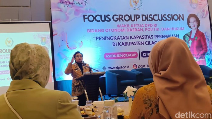 Wakil Bupati Cilacap, Ammy Amalia Fatma Surya memberikan arahan kepada organisasi perempuan yang hadir dalam Forum Group Discussion Peningkatan Kapasitas Perempuan di Hotel Aston Inn Cilacap, Rabu (12/11/2025).