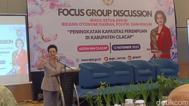 Wakil Ketua DPD RI, GKR Hemas memberikan arahan kepada organisasi perempuan yang hadir dalam Forum Group Discussion Peningkatan Kapasitas Perempuan di Hotel Aston Inn Cilacap, Rabu (12/11/2025). Wakil Ketua DPD RI, GKR Hemas memberikan arahan kepada organisasi perempuan yang hadir dalam Forum Group Discussion Peningkatan Kapasitas Perempuan di Hotel Aston Inn Cilacap, Rabu (12/11/2025).