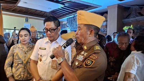 Wakil Wali Kota Denpasar, I Kadek Agus Arya Wibawa, bersama LVRI Bali dalam acara peresmian Etalase Jendela Perjuangan Pahlawan di Gedung Merdeka, Rabu (12/11/2025). (Foto: Fabiola Dianira/detikBali)