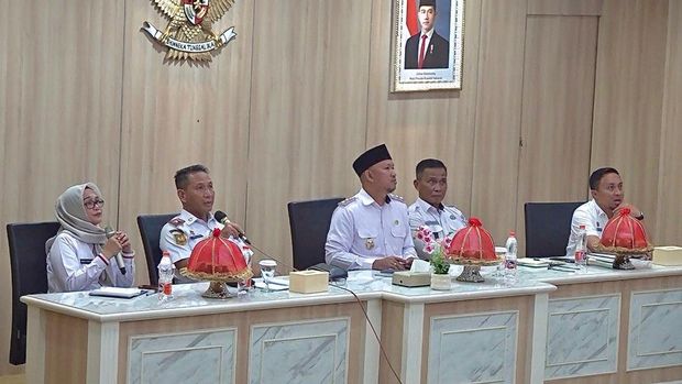 Wakil Wali Kota Kendari Sudirman memimpin langsung rapat koordinasi membahas kesiapan titik pantau dan strategi lintas sektor.