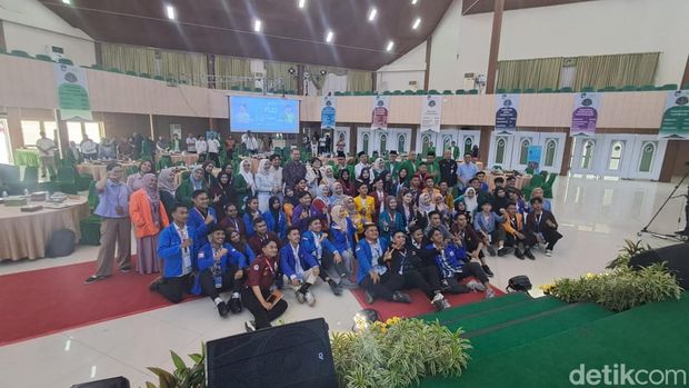 Wamendiktisaintek Prof Stella Christie didampingi Rektor UMI Prof Hambali Talib berfoto bersama dengan peserta FLC 2025.