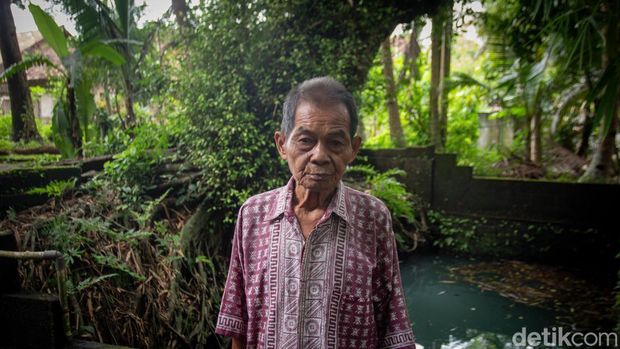 Wardi Utomo (88) Wardi Utomo (88), sesepuh kampung, menunjukkan sendang Beji yang menjadi saksi sejarah berdirinya Padukuhan Diro, Sendangmulyo, Minggir, Sleman, Rabu (12/11/2025)