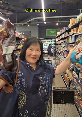 Wow! Orang Korea Penuhi 50 Kg Kopernya dengan Kopi dan Minuman Kemasan Malaysia