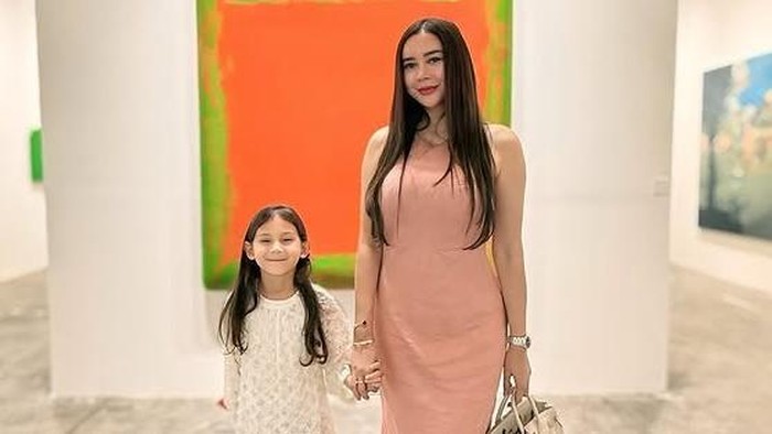 5 Potret Aura Kasih Bareng Sang Putri Arabella yang Berwajah Bule