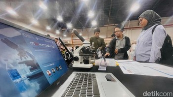 Para peserta mempresentasikan ide inovatif mereka di Jakarta, Kamis (13/11/2025). Sebanyak 27 tim terbaik dari berbagai daerah di Indonesia menampilkan karya inovatif mereka dalam ajang Ericsson Hackathon 2025: Indonesia’s NextGen Digital Sprint with 5G and AI, yang digelar oleh Ericsson bersama Qualcomm, Kementerian Perindustrian (Kemenperin), serta Kementerian Komunikasi dan Digital (Komdigi).