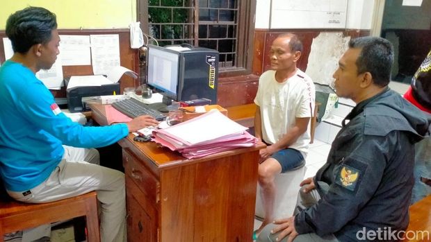 Aksi pelaku pencrui ratusan slop rokok di Kendal terekam CCTV.