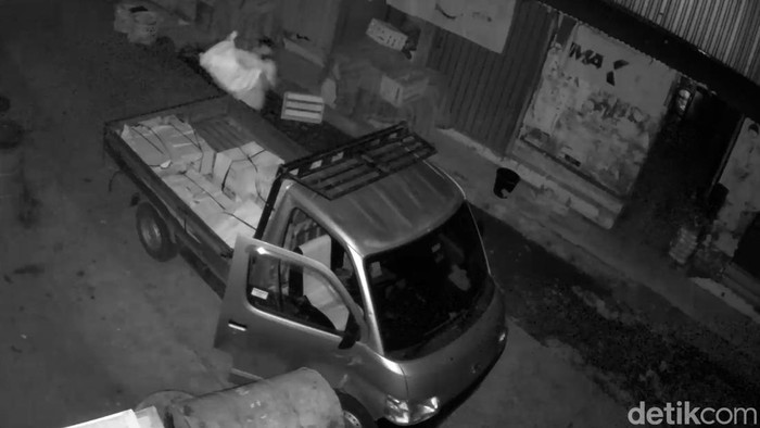 Aksi pelaku pencrui ratusan slop rokok di Kendal terekam CCTV.