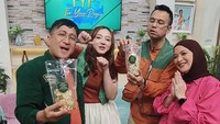 Andhara Early mengaku bikin sendiri basrengnya. Di rumah saja. Aku masih open PO, karena gak yang gimana-gimana, scoop-nya juga masih kecil. Seminggu paling sekali open PO, tuturnya. (Foto: dok Instagram andharaearly)