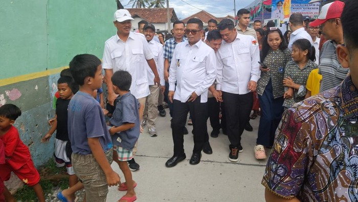 Gubernur Banten Andra Soni mengecek proyek Bangun Jalan Desa Sejahtera (Bang Andra) di Desa Sukajaya, Pontang, Kabupaten Serang.