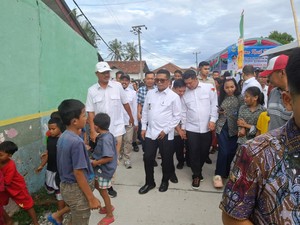 Cek Proyek Jalan di Serang, Andra Soni Cerita Siswa ke Sekolah Lepas Sepatu