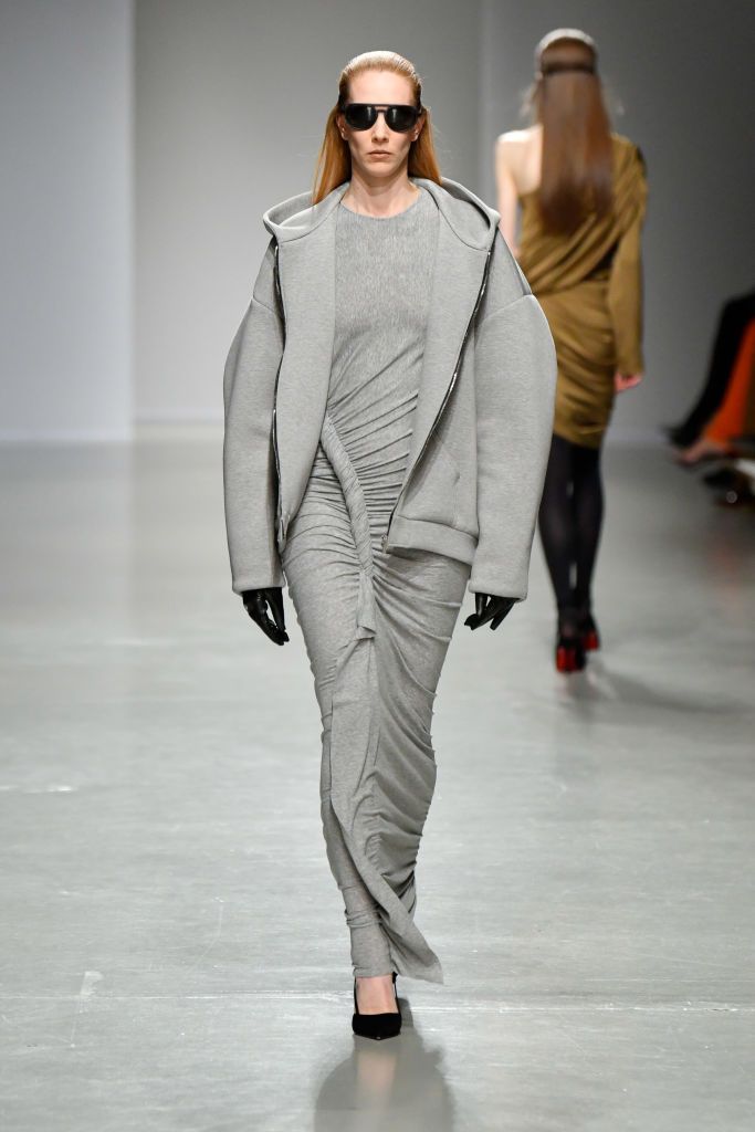 Antonin Tron Jadi Desainer Baru Balmain PARIS, FRANCE - MARCH 09: A model walks the runway during the Atlein Ready to Wear Fall/Winter 2025-2026 fashion show as part of the Paris Fashion Week on March 09, 2025 in Paris, France. (Photo by SAVIKO/Gamma-Rapho via Getty Images)