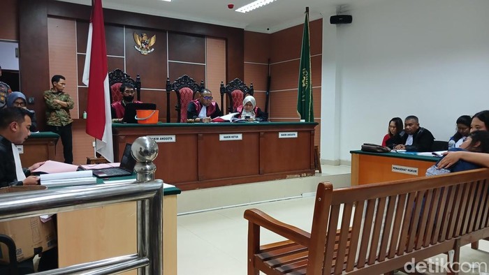 ART korban penganiayaan Intan Tuwa Negu saat memberikan keterangan sebagai saksi di PN Batam. (Alamudin/detikcom)