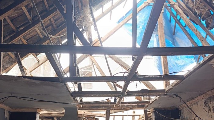 Atap rumah di Jalan Jepara Surabaya ambruk