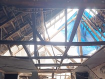 Tak Ada Hujan dan Angin, Atap Rumah di Jalan Jepara Surabaya Ambruk