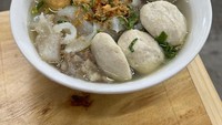 Bakso Gepeng 99 Pak Iwa di Metland Puri, Cipondoh, Tangerang juga bisa dikunjungi kalau ingin menikmati bakso gepeng yang kuahnya gurih sedap. Seporsinya dibanderol Rp 25.000-an sudah komplet dengan bakso urat dan bakso halus. Foto: Google Review