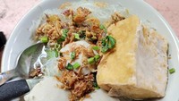 Bakso Gepeng Tebet juga jangan sampai dilewatkan. Racikan bakso gepengnya berkuah bening gurih, bisa diracik dengan tahu, bakso urat, dan aneka mie. Harganya dibanderol Rp 23.000-an. Foto: Google Review