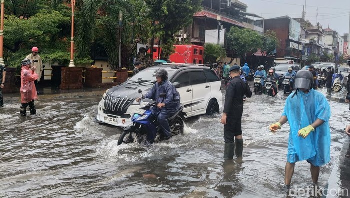 Banjir terjadi di kawasan Jalan Gajah Mada Denpasar tepatnya di depan Pasar Kumbasari, Denpasar, Bali pada Senin (15/9/2025).