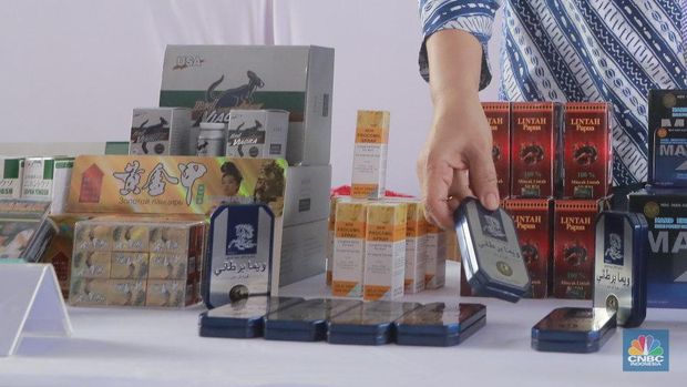 Barang bukti obat kuat ilegal saat konferensi pers di gedung kantor BPOM Jakarta Timur, Kamis (13/11/2025). (CNBC Indonesia/Muhammad Sabki)