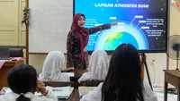 Program digitalisasi pembelajaran di Solo
Guru mengajar siswanya dengan pembelajaran menggunakan interactive flat panel (IFP) di SD Negeri Kepatihan, Solo, Jawa Tengah, Kamis (13/11/2025). Sebanyak 91 SD negeri dan 47 SD swasta di Solo mulai menikmati manfaat perangkat layar sentuh interaktif IFP dari Kementerian Pendidikan Dasar dan Menengah (Kemendikdasmen) melalui program digitalisasi pembelajaran. ANTARAFOTO/Maulana Surya