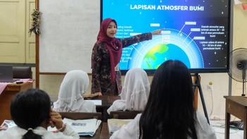 Sebanyak 91 sekolah dasar negeri dan 47 sekolah dasar swasta di Solo mulai menikmati manfaat dari program digitalisasi pembelajaran yang digulirkan oleh Kementerian Pendidikan Dasar dan Menengah (Kemendikdasmen). Program ini bertujuan untuk mendorong transformasi pendidikan menuju era digital, sekaligus meningkatkan kualitas interaksi antara guru dan siswa di ruang kelas. ANTARA FOTO/Maulana Surya