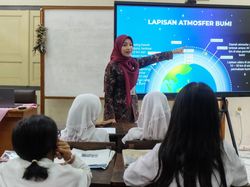 Belajar Makin Interaktif, Sekolah di Solo Gunakan Layar Sentuh Digital