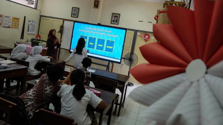 Program digitalisasi pembelajaran di Solo
Guru mengajar siswanya dengan pembelajaran menggunakan interactive flat panel (IFP) di SD Negeri Kepatihan, Solo, Jawa Tengah, Kamis (13/11/2025). Sebanyak 91 SD negeri dan 47 SD swasta di Solo mulai menikmati manfaat perangkat layar sentuh interaktif IFP dari Kementerian Pendidikan Dasar dan Menengah (Kemendikdasmen) melalui program digitalisasi pembelajaran. ANTARAFOTO/Maulana Surya