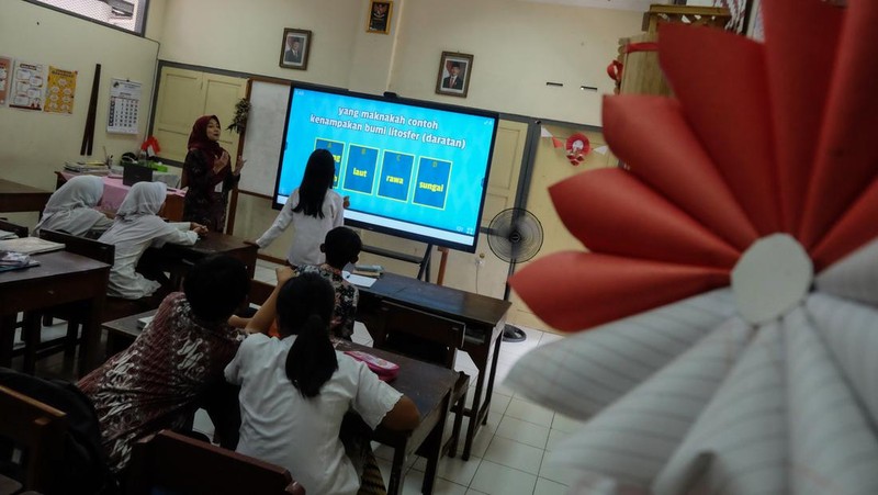 Program digitalisasi pembelajaran di Solo
Guru mengajar siswanya dengan pembelajaran menggunakan interactive flat panel (IFP) di SD Negeri Kepatihan, Solo, Jawa Tengah, Kamis (13/11/2025). Sebanyak 91 SD negeri dan 47 SD swasta di Solo mulai menikmati manfaat perangkat layar sentuh interaktif IFP dari Kementerian Pendidikan Dasar dan Menengah (Kemendikdasmen) melalui program digitalisasi pembelajaran. ANTARAFOTO/Maulana Surya