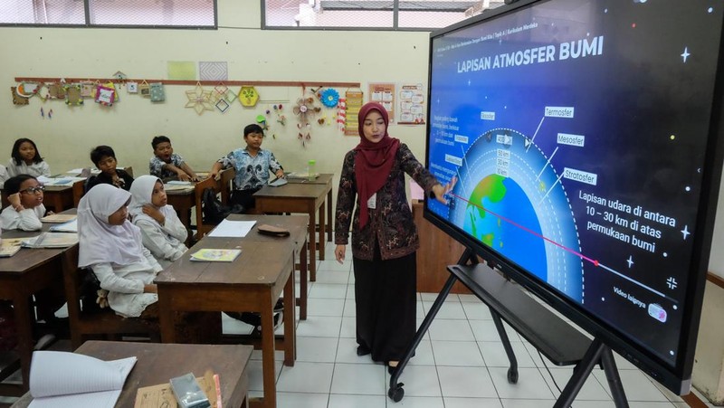 Program digitalisasi pembelajaran di Solo
Guru mengajar siswanya dengan pembelajaran menggunakan interactive flat panel (IFP) di SD Negeri Kepatihan, Solo, Jawa Tengah, Kamis (13/11/2025). Sebanyak 91 SD negeri dan 47 SD swasta di Solo mulai menikmati manfaat perangkat layar sentuh interaktif IFP dari Kementerian Pendidikan Dasar dan Menengah (Kemendikdasmen) melalui program digitalisasi pembelajaran. ANTARAFOTO/Maulana Surya