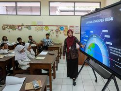 Belajar Makin Interaktif, Sekolah di Solo Gunakan Layar Sentuh Digital
