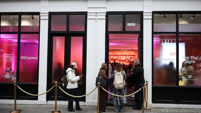 Boneka Labubu Bikin Heboh, Penjualan Melonjak Ribuan Persen A staff member arranges some POP MART LABUBU THE MONSTERS dolls on a window shop ahead of an AliExpress and Pop Mart livestream shopping show on Singles' Day at a pop-up store in London, Britain, November 11, 2025. REUTERS/Isabel Infantes