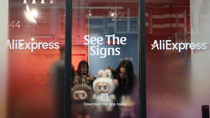 Boneka Labubu Bikin Heboh, Penjualan Melonjak Ribuan Persen A staff member arranges some POP MART LABUBU THE MONSTERS dolls on a window shop ahead of an AliExpress and Pop Mart livestream shopping show on Singles' Day at a pop-up store in London, Britain, November 11, 2025. REUTERS/Isabel Infantes