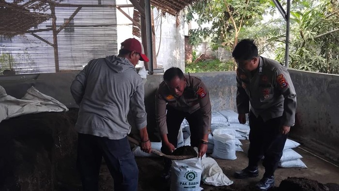 Brigpol Hana Heriyana ubah limbah jagi kerajinan tas dan pupuk kompos