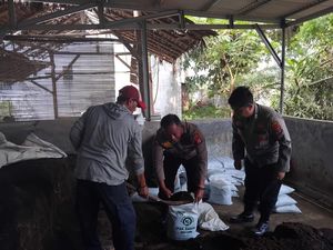 Bripka Hana Ajari Warga Olah Limbah Ternak-Kertas hingga Bernilai Ekonomis