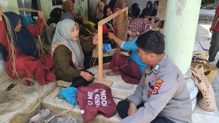 Brigpol Hana Atasi Masalah Limbah di Serang Jadi Kerajinan Tas-Pupuk Kompos