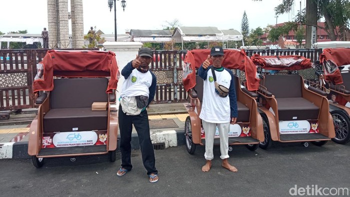 Senyum Lebar Bukari Dapat Becak Listrik di Indramayu